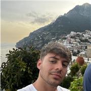 studente universitario al secondo anno di biotecnologie impartisce lezioni di biologia